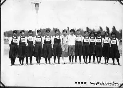 这个漂亮的中国女人轰动整个西方，在欧洲被尊为“圣母”