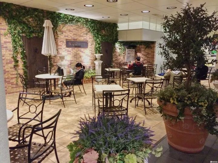 游客都去逛百货商店了，日本人自己去了这里