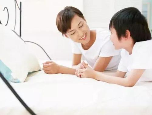 孩子看到妈妈来月经教科书式回答,妈妈你流血了