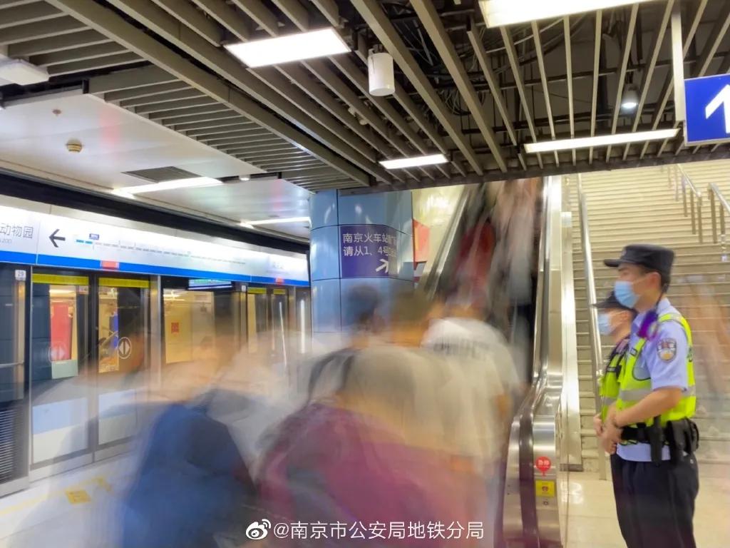 忙碌的他们,身上有光!