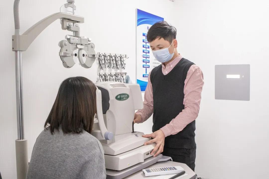 蔡司依视路眼镜店一般打几折,眼镜店蔡司依视路几折