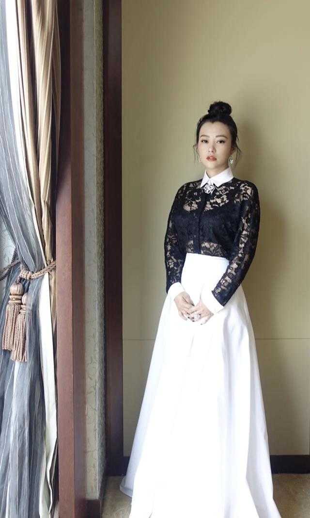 郝蕾身材真有料，穿黑色蕾丝上衣搭配白色半身裙，身材凹凸有致