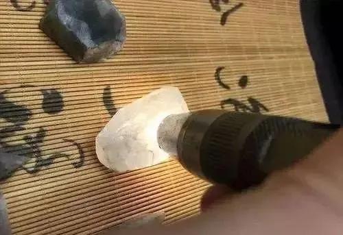 88万玻璃种原石,168万买原石一刀切出蛛网裂