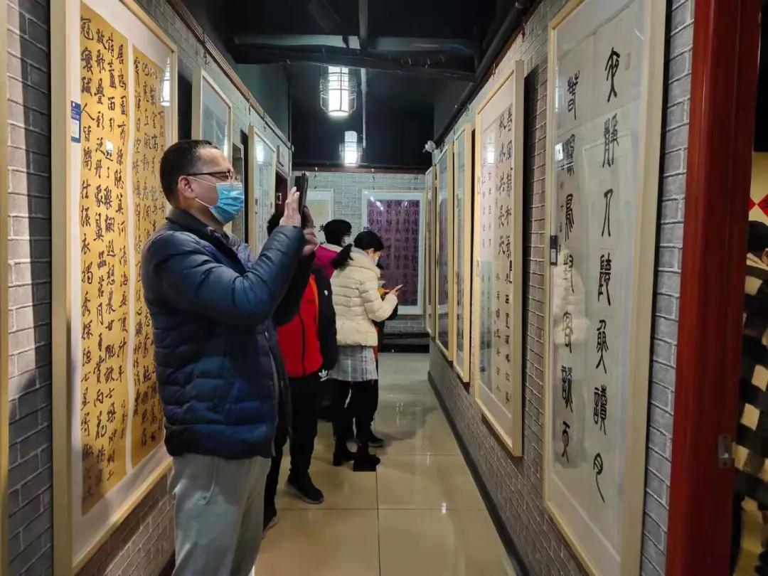 番禺｜“联墨迎春出彩少年”敏慧堂学员楹联书法专题展吸引上百书画爱好者