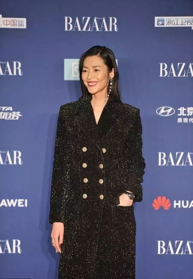 刘雯暌违国际秀场三年重返时装,刘雯暌违国际秀场三年重返时装周