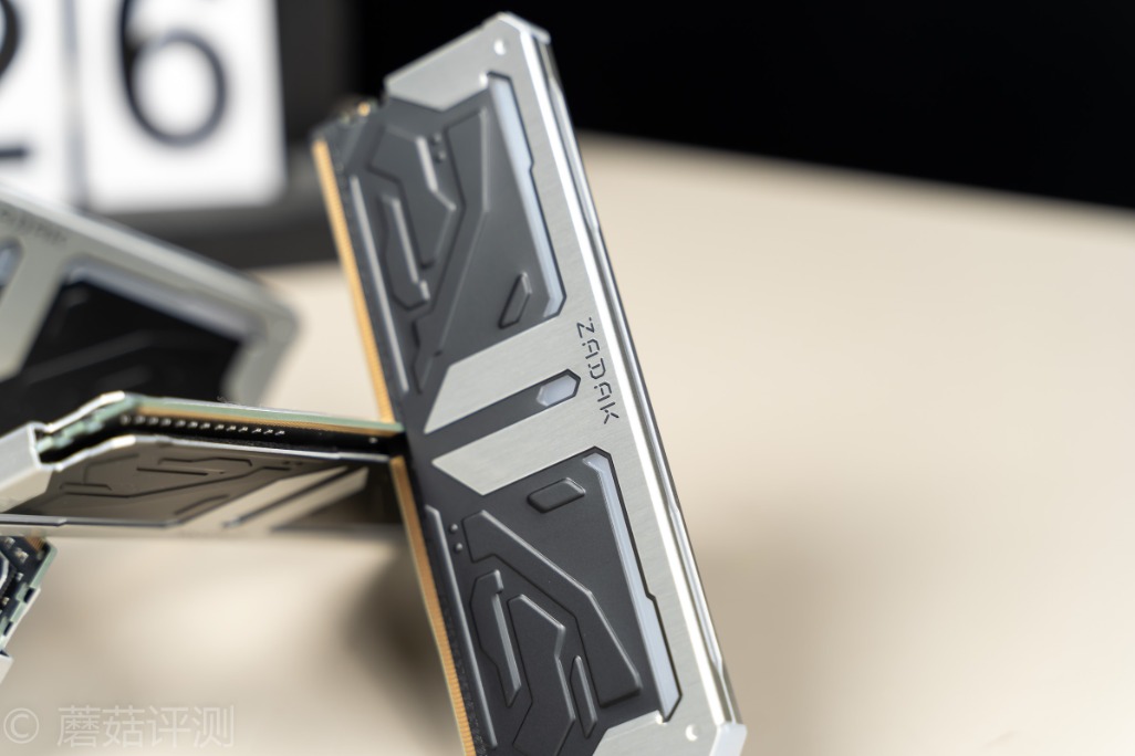 颜值和性能都很能打、扎达克SPARK台式机内存条评测