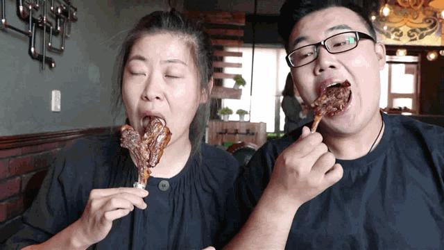 这家餐厅居然用外国大帅哥来吸引顾客