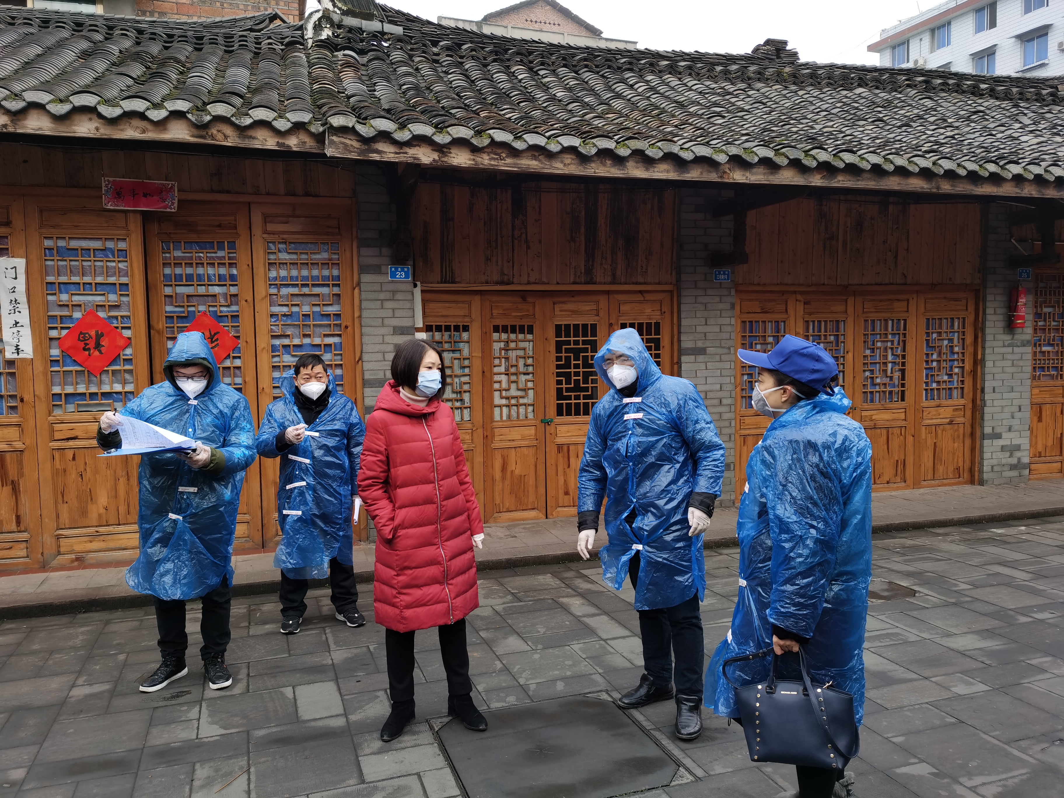 抗疫前线这一抹红分外动人,抗疫前线永不褪色的那一抹藏蓝色