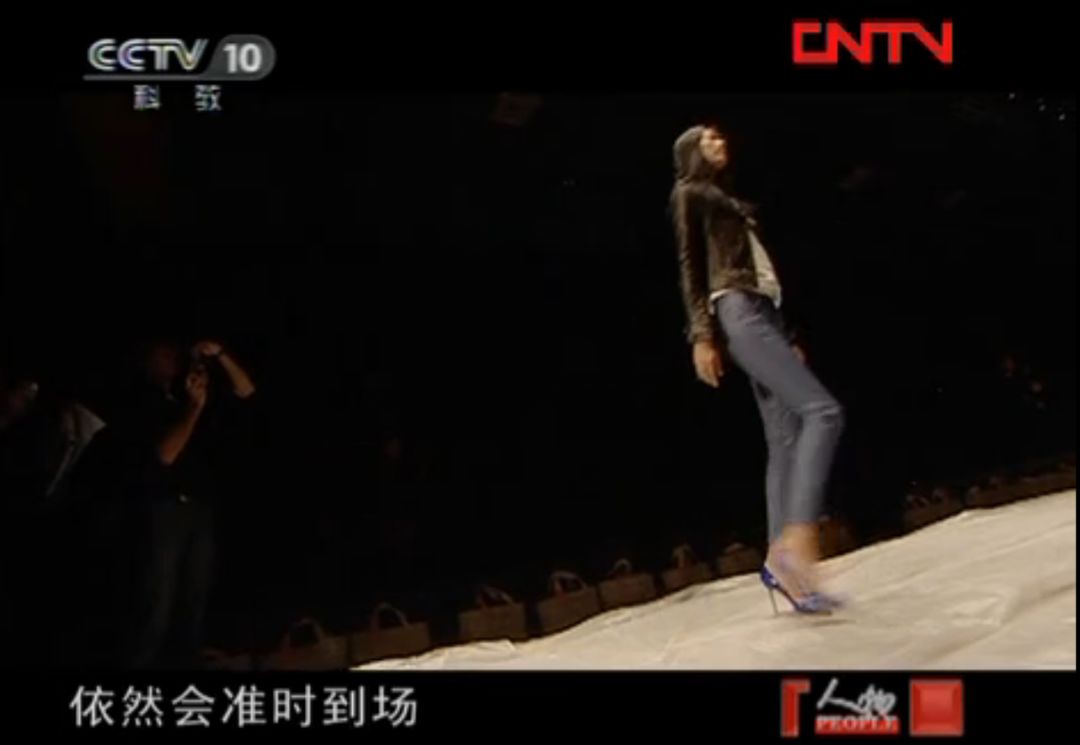 刘雯国际t台走秀视频,刘雯走t台视频