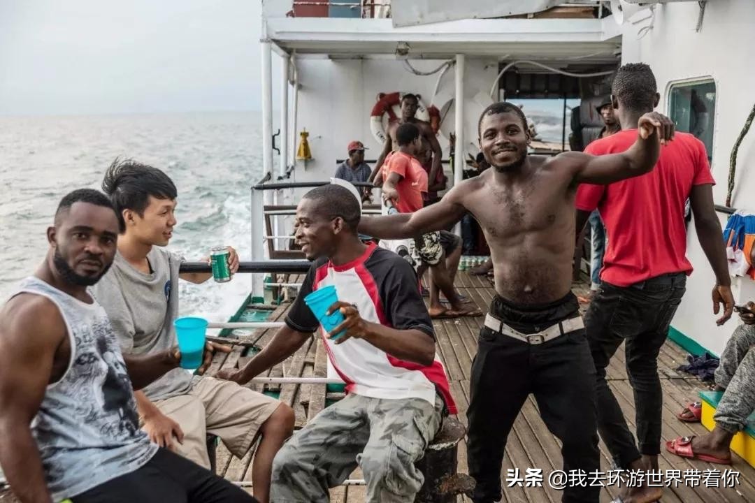 三个人一辆面包车环游世界,3个小伙开面包车