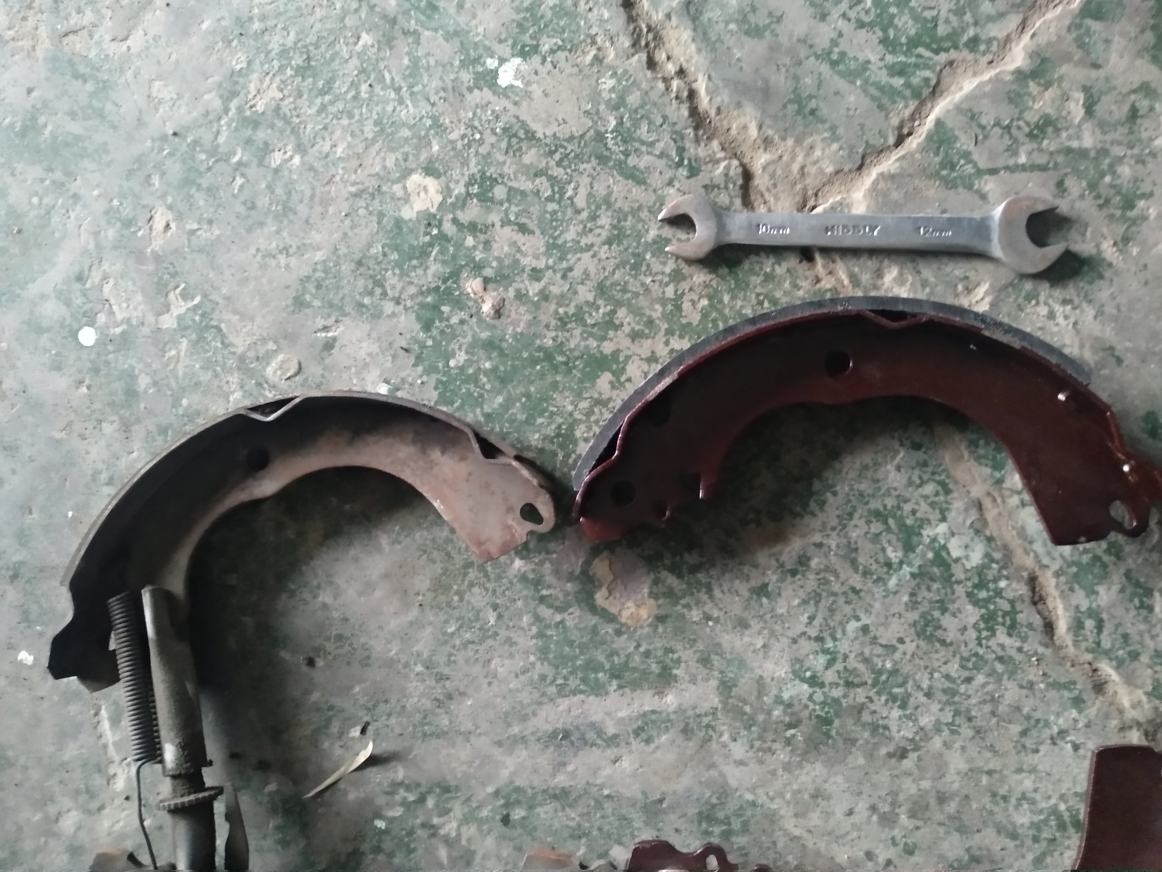 行驶时踩刹车咯吱咯吱的异响,摩托车刹车异响滋滋