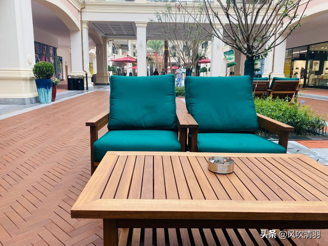 成都一个“意式”小镇火了，购物便宜品牌繁多，3500个免费停车位