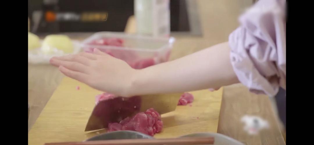 鞠婧祎沉迷柔弱不能自理人设,女生沉迷柔弱的人设