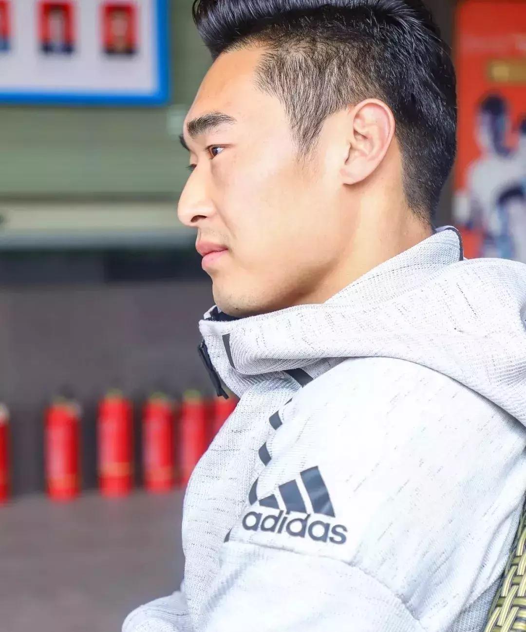 中国少侠蒲东东竟是马拉松专业户，四个月轻松跑完三场马拉松！