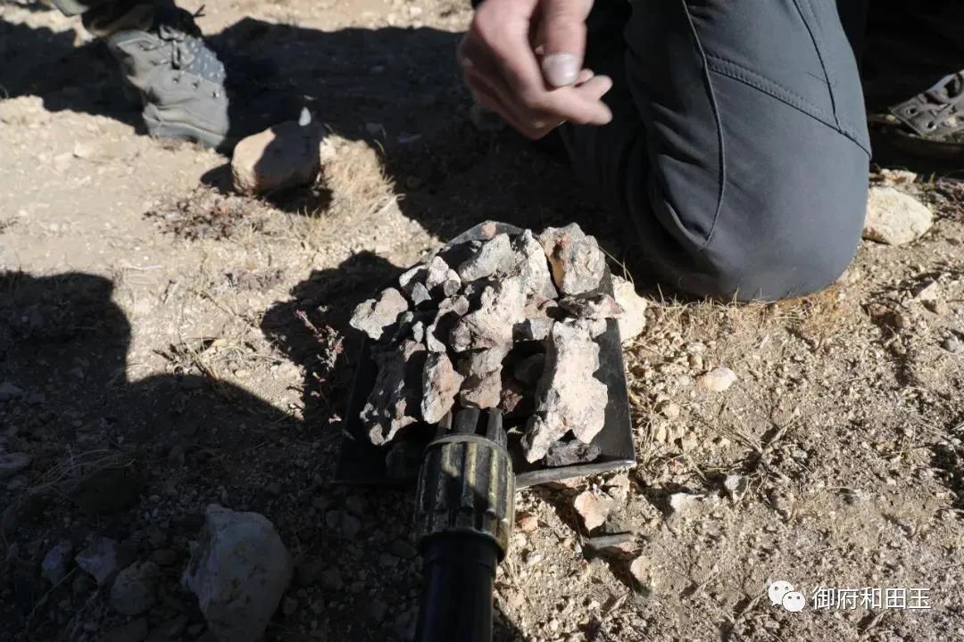 上周!这块来自*疆新**的石头拍出472万的天价!创历史新高