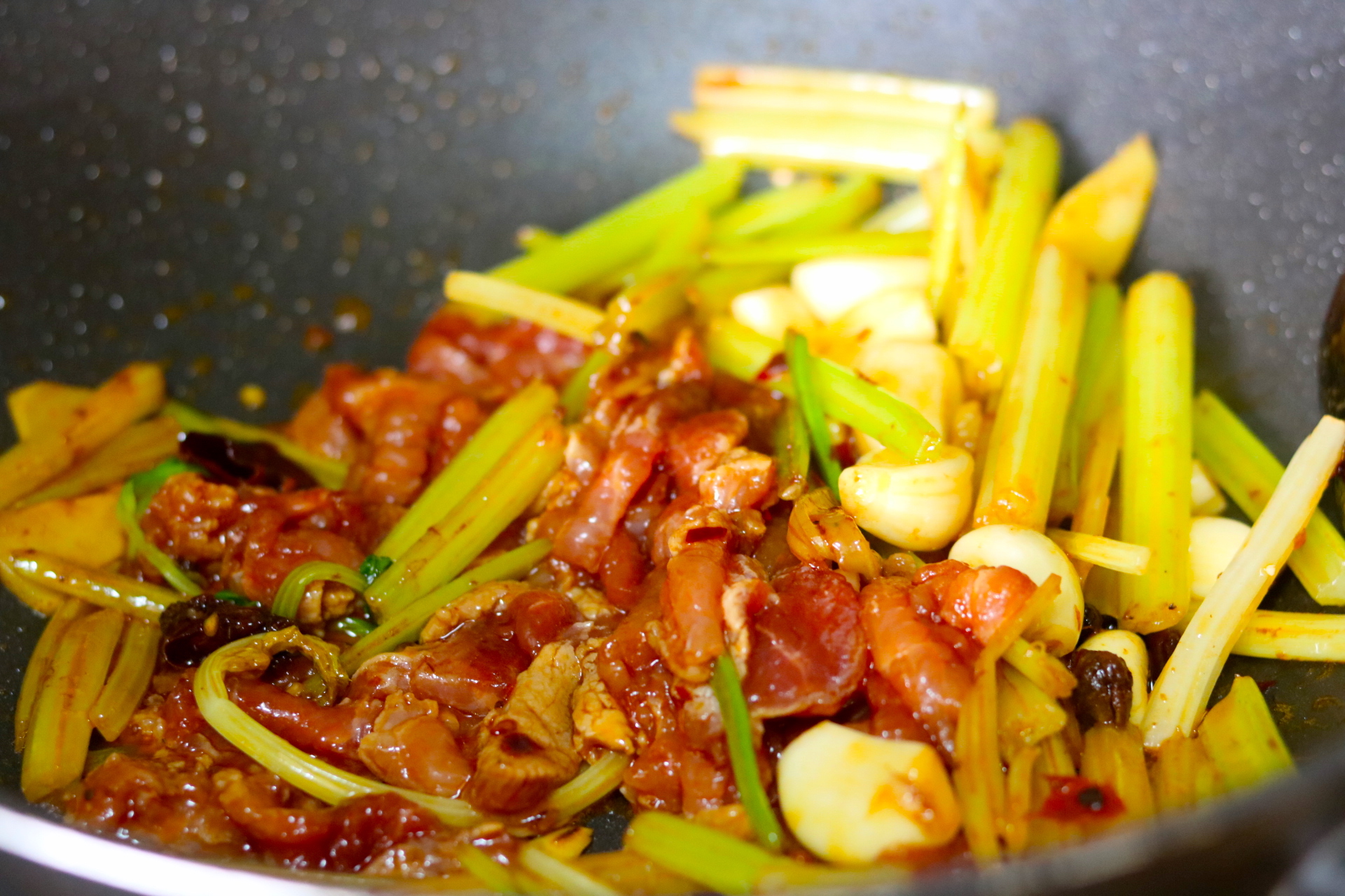 炒肉丝是用梅花肉还是里脊肉,辣椒炒梅花肉的正确方法