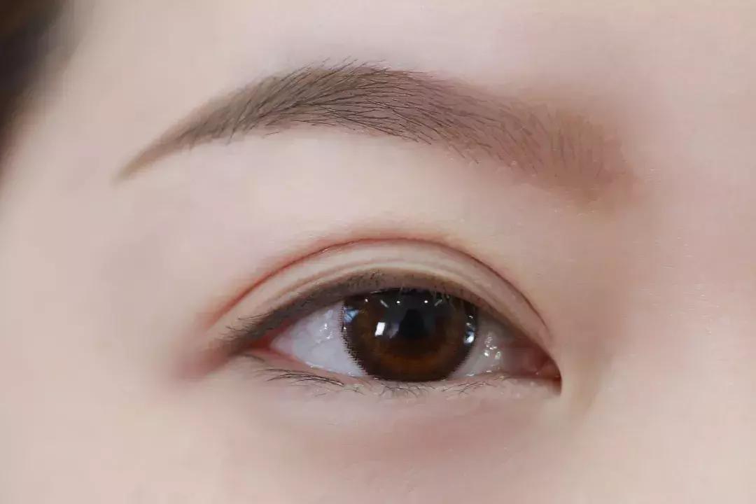 眼影怎么画新手简单又好看不显脏,日常眼影怎么画新手简单又好看