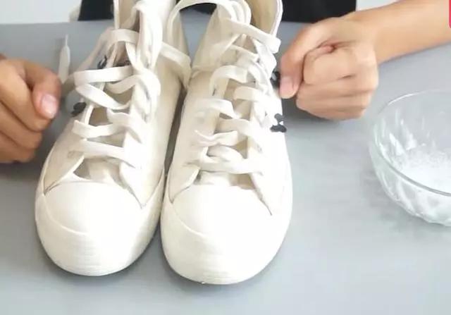 鞋子白胶发黄怎么清洗,鞋子脏了别担心教你一招轻松洗净