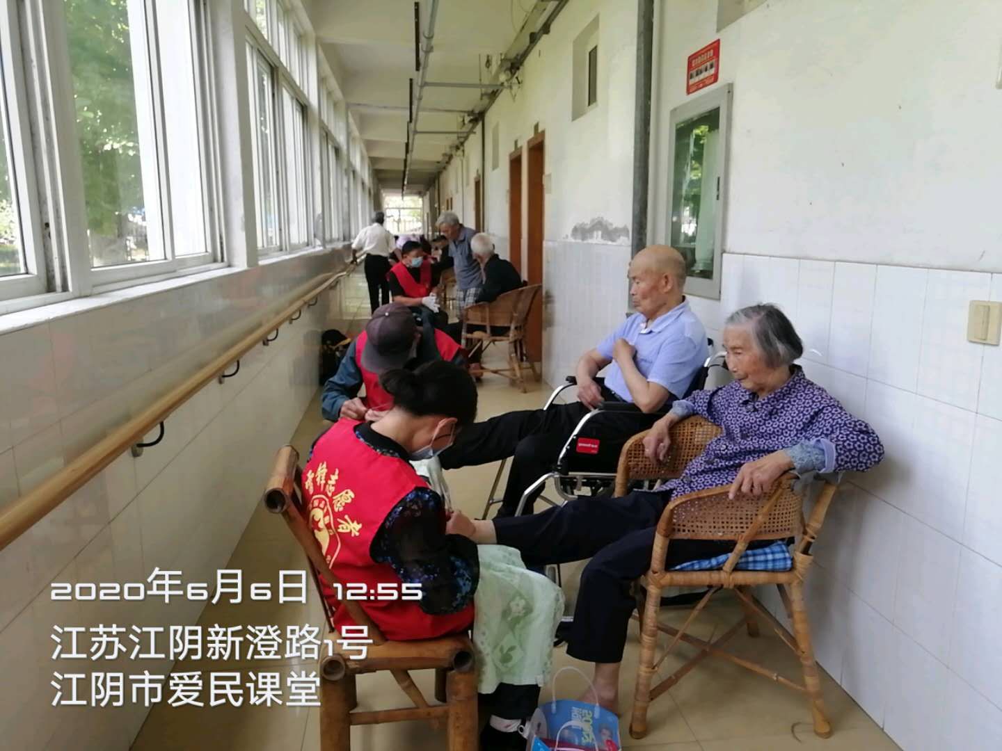 志愿者用爱温暖老人心,情暖社区老人献爱心志愿服务