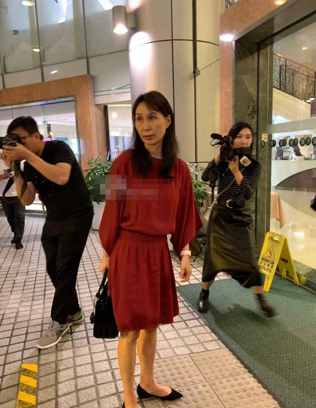 众子女为赌王庆生，57岁何超琼打扮低调却最出挑，风头盖过四太