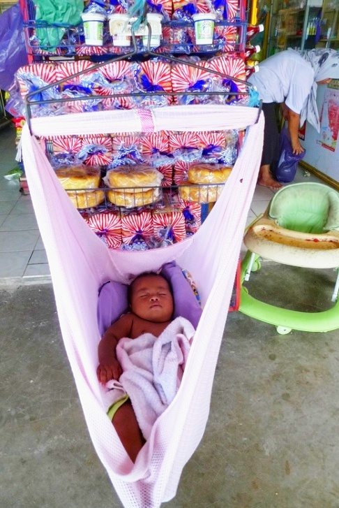 徒步探访马来西亚孤岛小村：医疗免费，孩子辍学家长坐牢