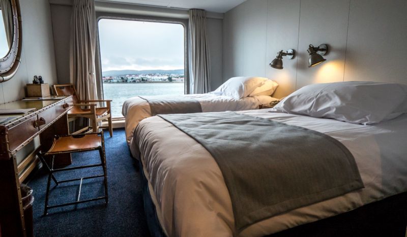 一名邮轮专家揭示，乘坐邮轮旅行时需注意以下7件事，以保持安全