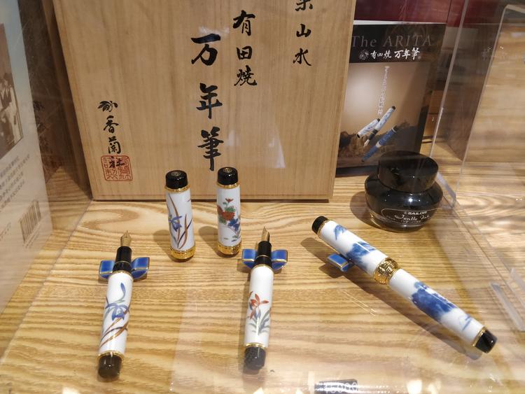 上新了百新书局！70多个采购员买遍全世界的好文具，这家百年老店是我们的“*东伊**屋”