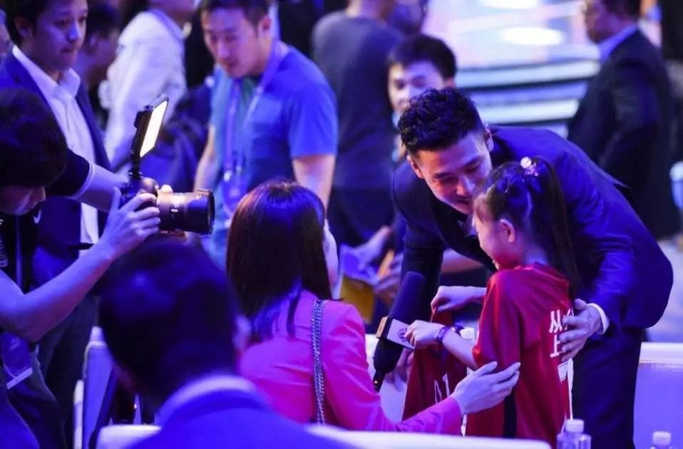 安抚错过得奖的小球迷，武磊送上签名球衣显人品！