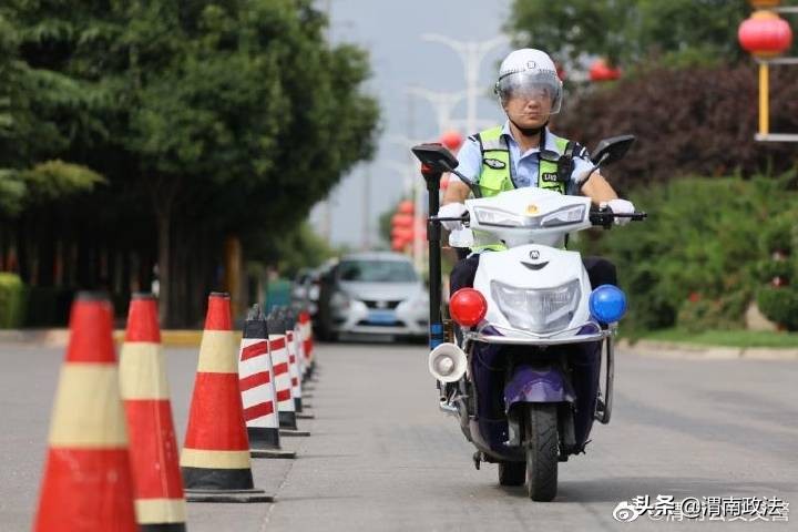 护航十四运交警救助事故伤者,护航十四运公安