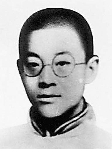 五四青年节高举的两面大旗,让五四的红旗高高飘扬在青年心上