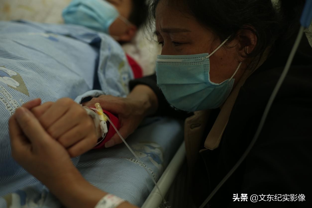 5旬大妈意外自救,五旬大妈冒着生命危险