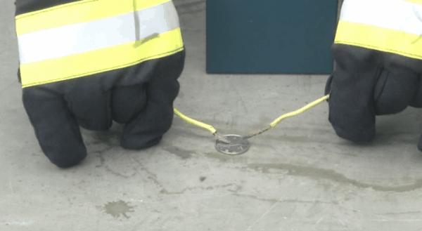 电动车充电口会有火花影响电瓶吗,电动车充电时会不会电人