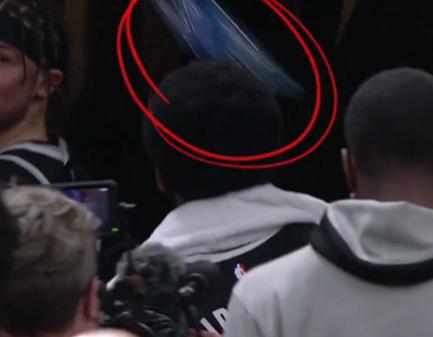 欧文球衣遭绿军球迷踩踏,欧文被垫脚退场原视频