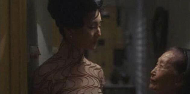 洪金宝抽雪茄戴金链,68岁洪金宝身体瘦成皮包骨头