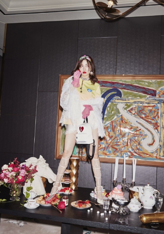 泫雅拍摄MLB新画报，复古元素一个不少超惊艳，红唇性感十足