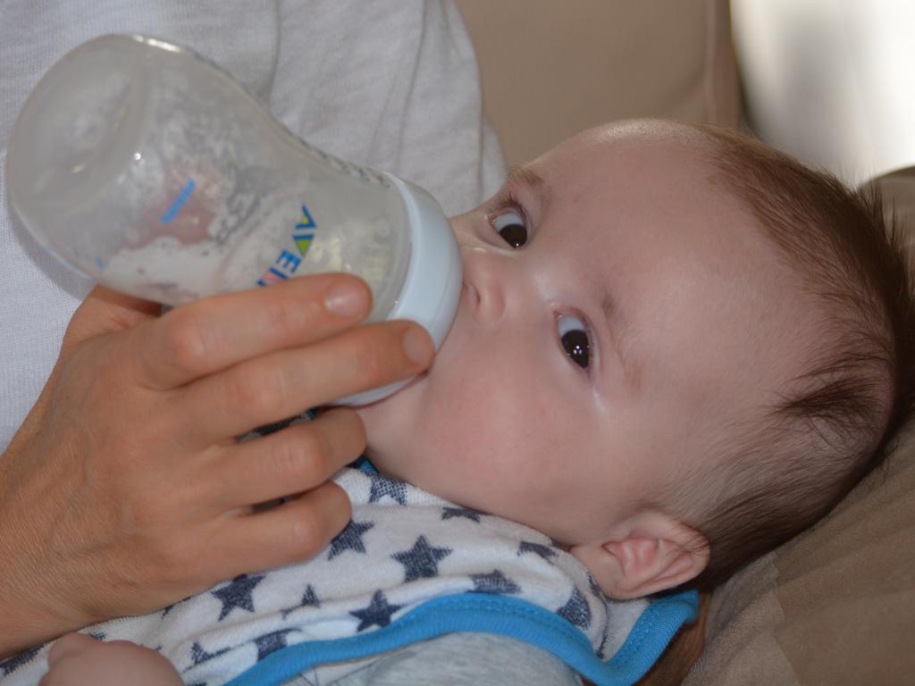 宝宝不喜欢用奶瓶喝奶粉怎么办,宝宝不喜欢用奶瓶喝奶