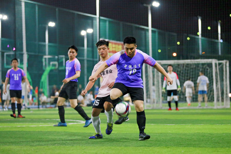 以球会老乡——2019年南宁桂平商会青创协会足球比赛鸣哨开波