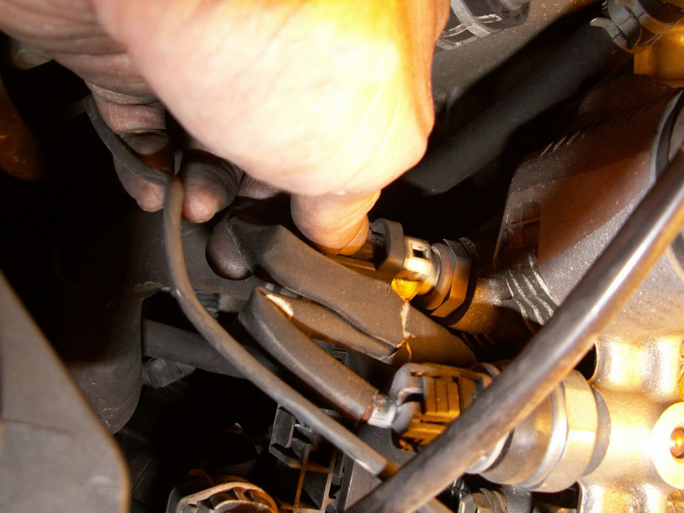 轿车散热风扇不转导致开锅,汽车散热器开锅怎么解决