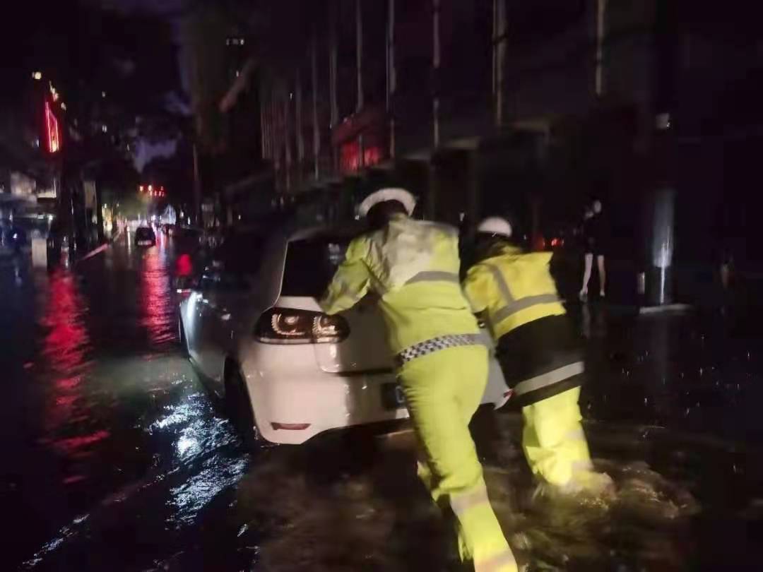 【我为群众办实事】江西景德镇:暴雨天“逆流”而上的瓷都公安