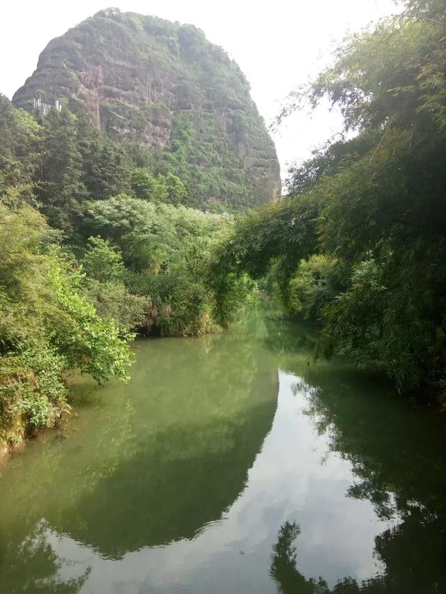 一个让人流连忘返的地方，山清水秀，只需要坐在河边发呆就行。