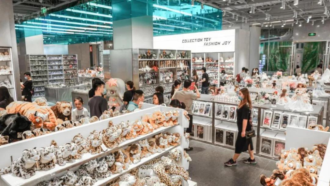 探店|KK集团潮玩店X11:联名手办火热,背后是年轻人的情绪投射