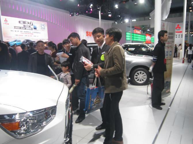 汽车销售员卖一部车能赚多少,汽车销售员一个月大概能挣多少钱