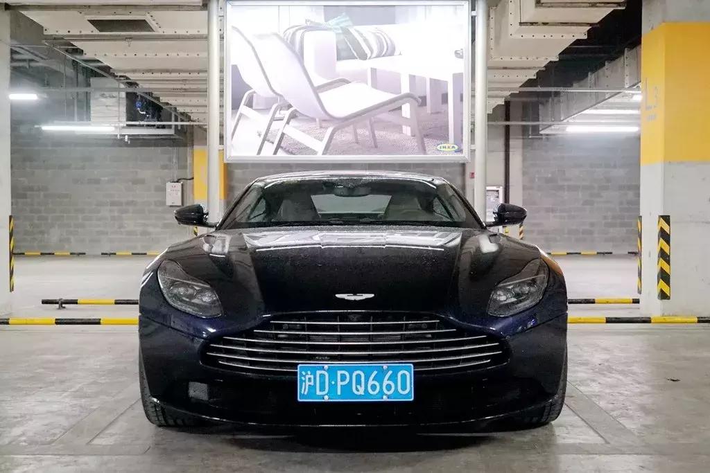 马丁新款v12,阿斯顿马丁v8和v12对比