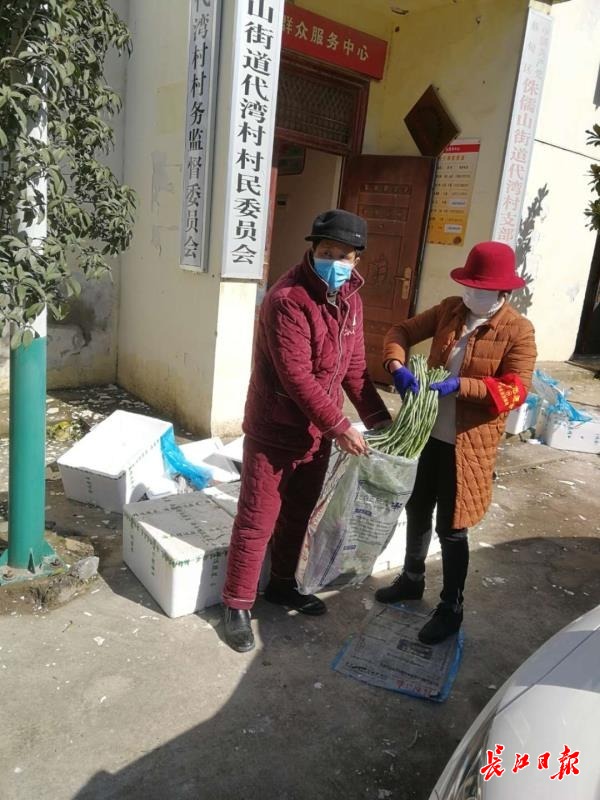 积极报名参加志愿者活动,心甘情愿的来到一线加入志愿者