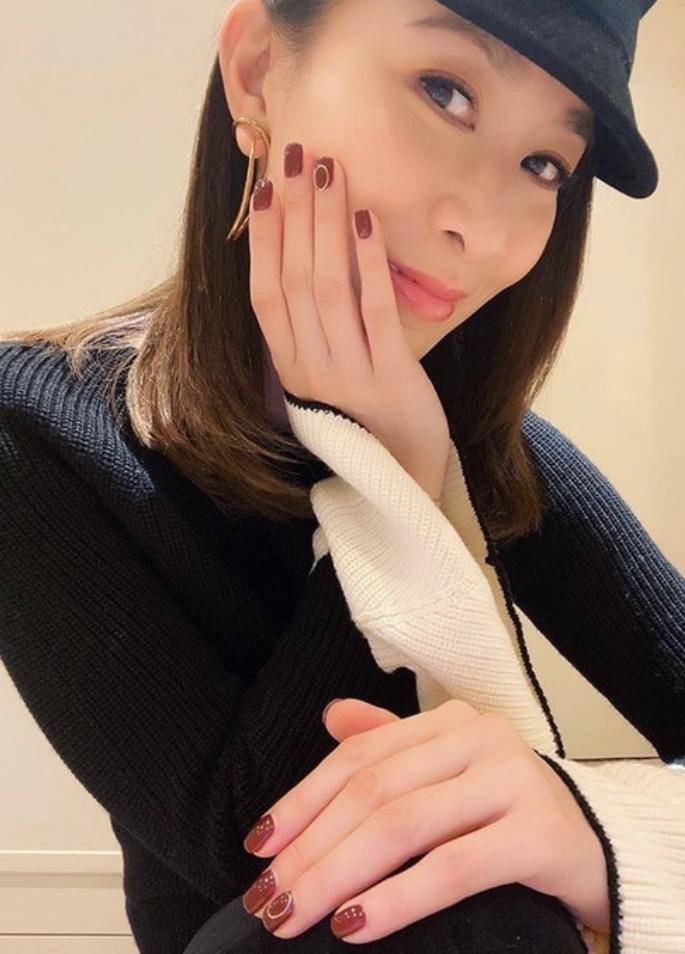 新年新气象打扮漂亮过新年盘点2020年女明星们最爱的美甲款式