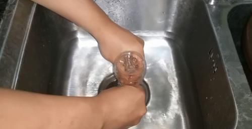 卫生间下水道堵了一个塑料瓶解决,下水道堵塞最快的疏通好帮手