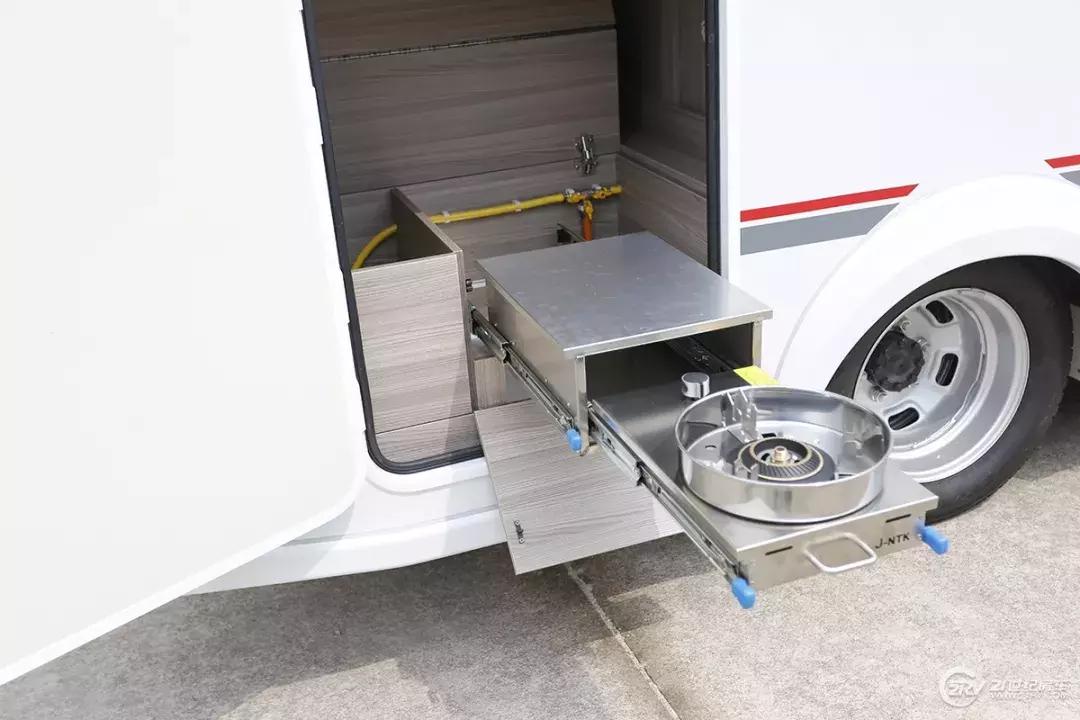 飞翔小额头自动挡房车,小额头依维柯房车c型房车