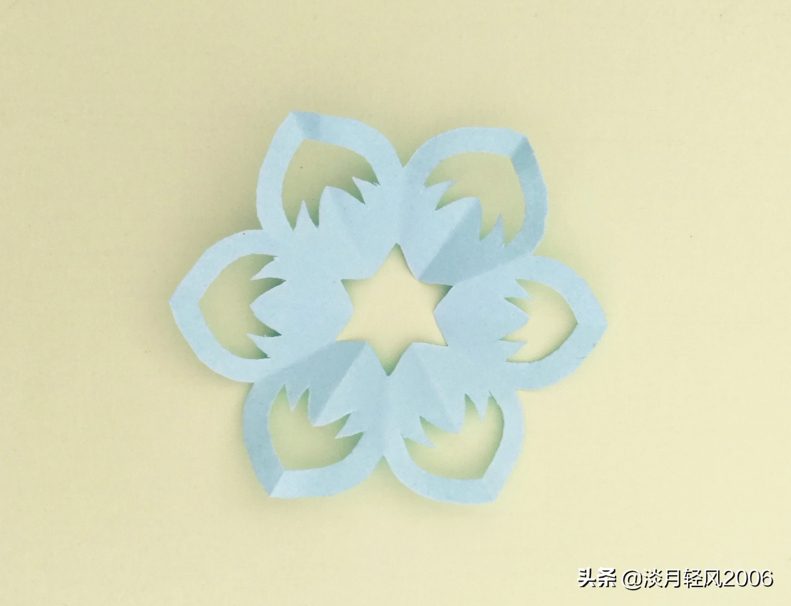 正方形彩纸剪纸手工,手工剪纸教程简单幼儿园花朵