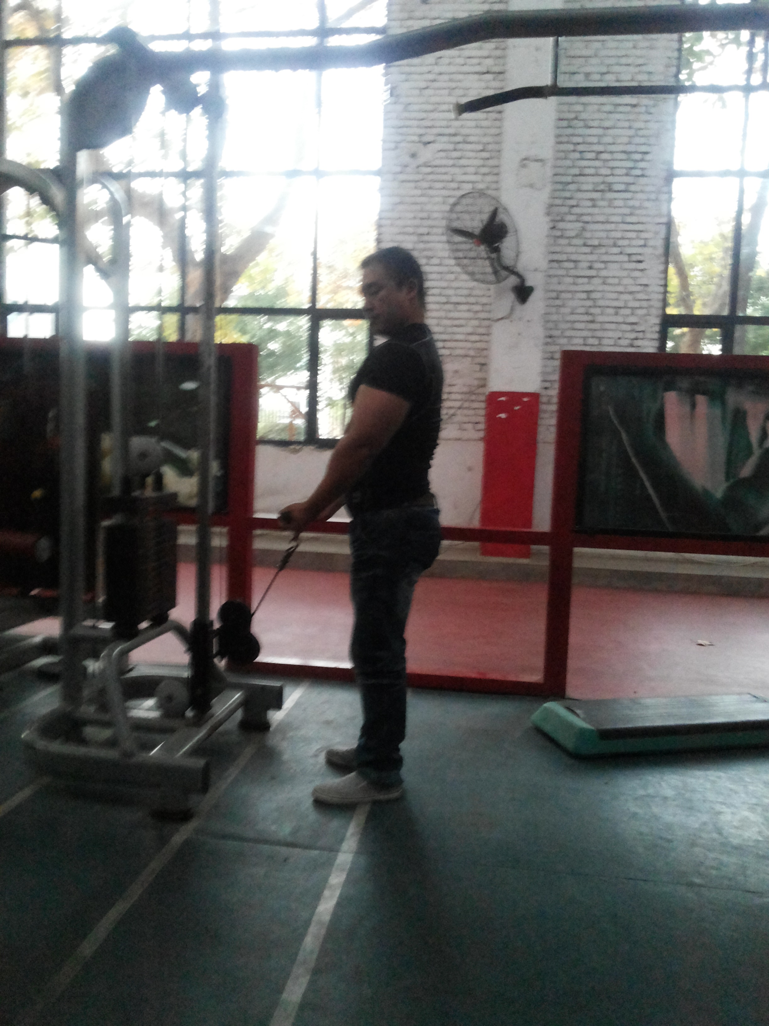 健身房手臂肌肉训练器械,健身房器械如何锻炼手臂力量