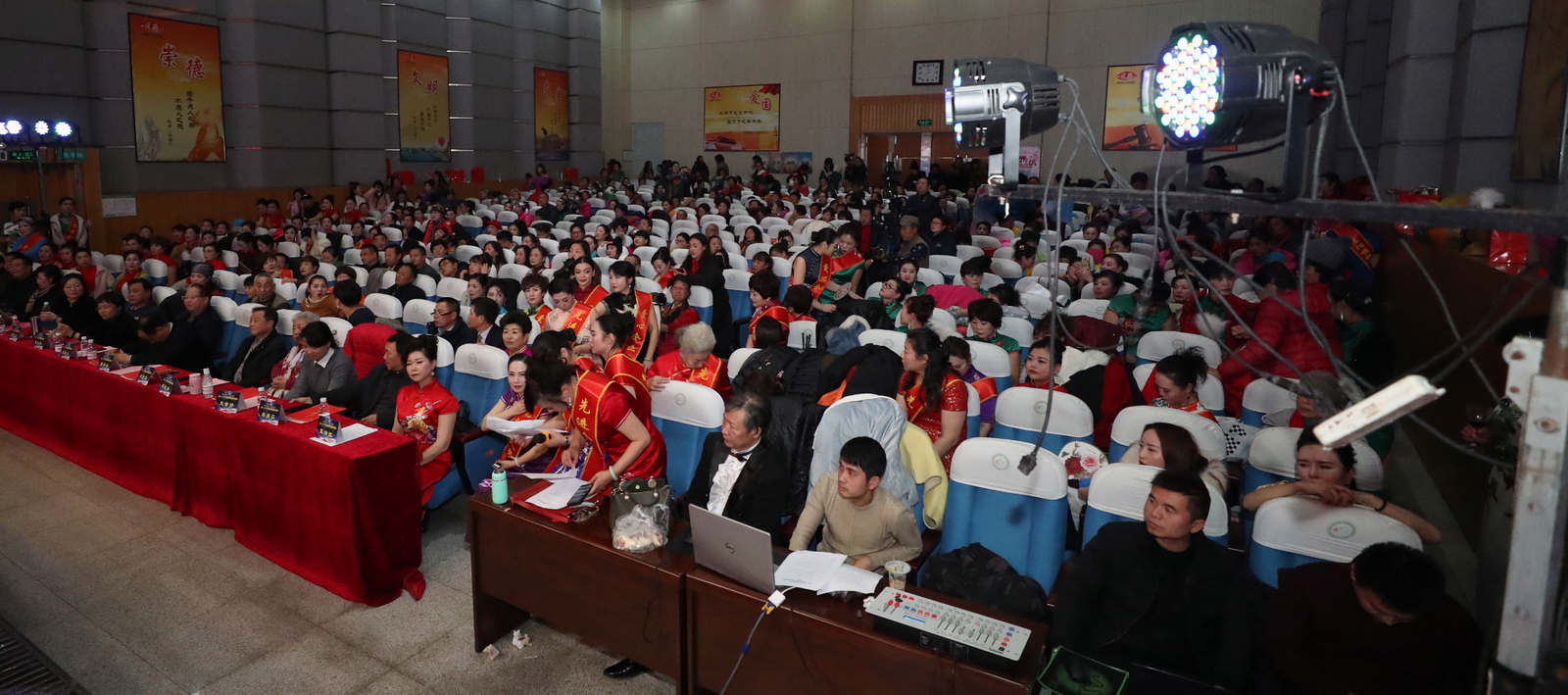 襄阳迎春晚会直播,襄阳市迎春联欢晚会精彩上演